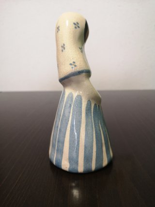 Figura cerámica mujer menorquina esmaltada