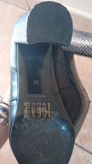 Stivali in pelle con tacco e inserti rossi