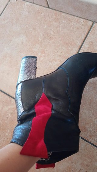 Stivali in pelle con tacco e inserti rossi