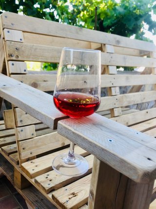 Banco de vino de madera de palé.