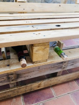 Banco de vino de madera de palé.