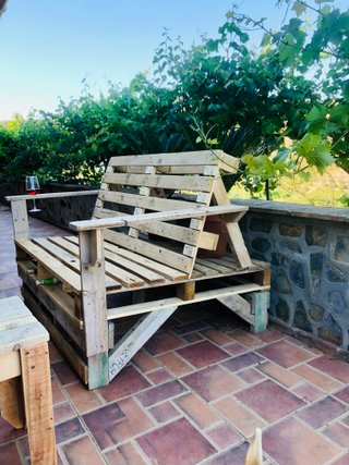 Banco de vino de madera de palé.