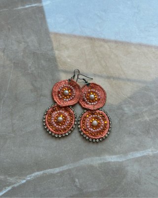 Orecchini cerchio arancioni con perle e strass