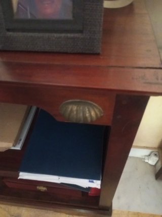 Librería de madera caoba con dos estantes.
