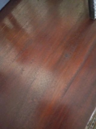 Librería de madera caoba con dos estantes.