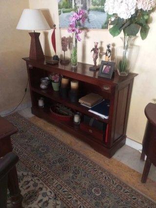 Librería de madera caoba con dos estantes.