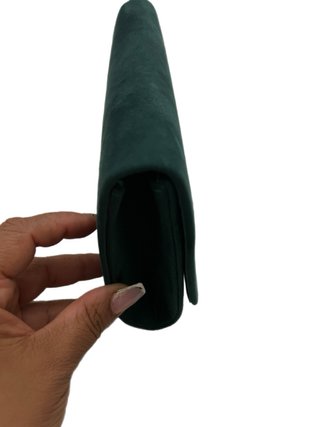 Bolso de mano verde con detalle dorado