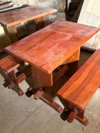 Mesa de madera con 2 bancos