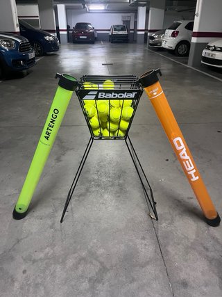 Cesta y tubos recogepelotas pádel
