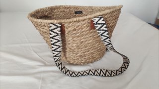 Capazo de mimbre con asas étnicas