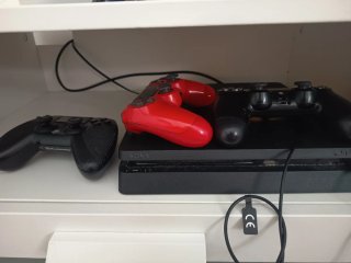 Console PS4 Slim + 3 Controller (Nero e Rosso)