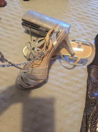 Sandalias plateadas y bolso de fiesta