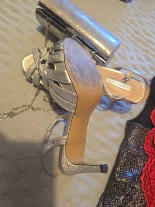 Sandalias plateadas y bolso de fiesta