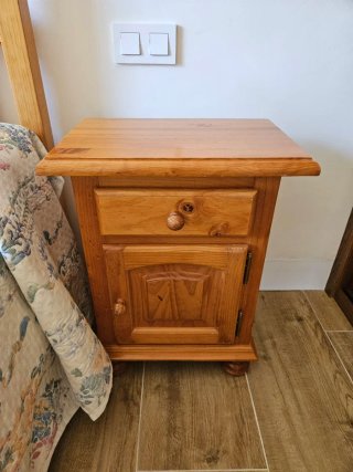 Mesita de noche de madera