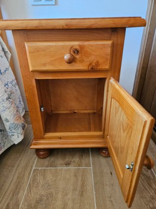 Mesita de noche de madera