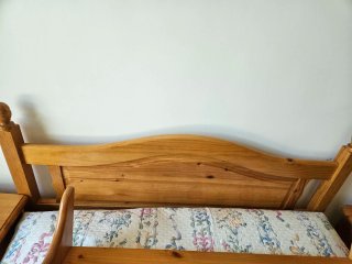Mesita de noche de madera