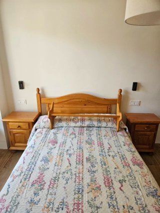 Mesita de noche de madera
