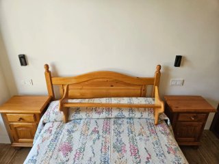 Mesita de noche de madera
