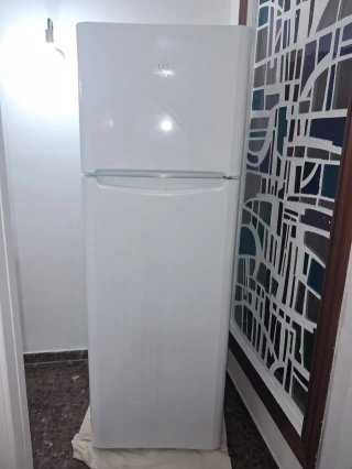 Nevera 2 puertas con congelador superior