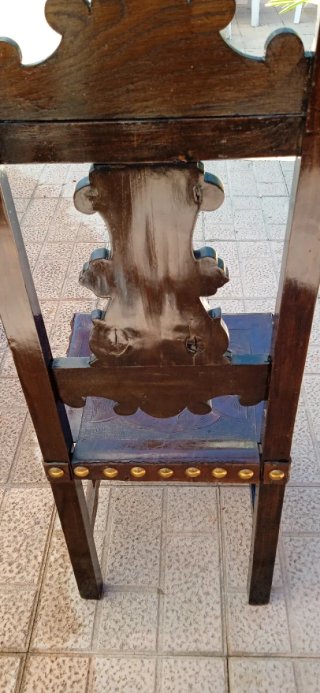 Silla antigua tallada