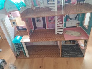 Casa de muñecas grande con accesorios