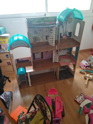 Casa de muñecas grande con accesorios