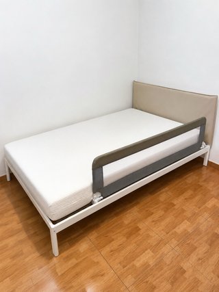 Cama con colchón en muy buen estado + barrera