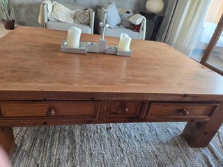 Mesa de madera maciza preciosa