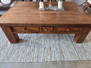 Mesa de madera maciza preciosa