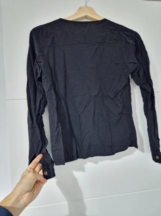 Blusa negra con botones
