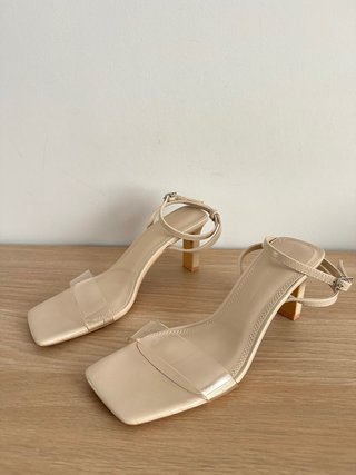 Sandalias tacón tiras vinilo beige