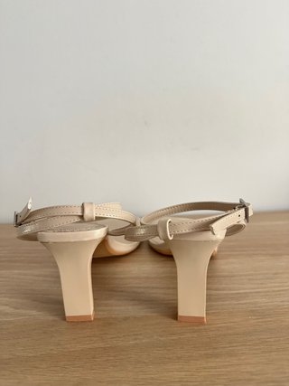 Sandalias tacón tiras vinilo beige