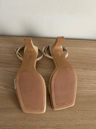 Sandalias tacón tiras vinilo beige
