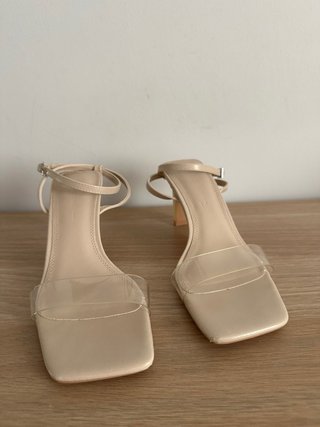 Sandalias tacón tiras vinilo beige