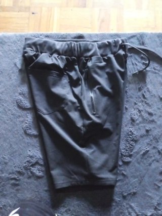 Bermuda negra con estampado