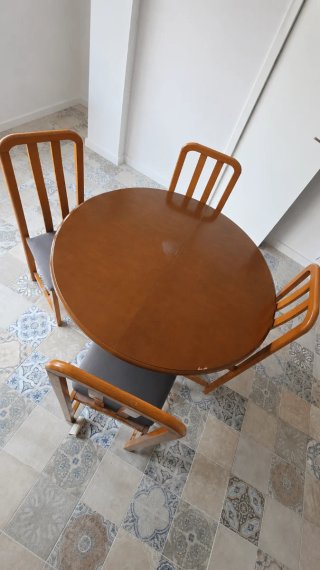 Mesa redonda y 4 sillas madera