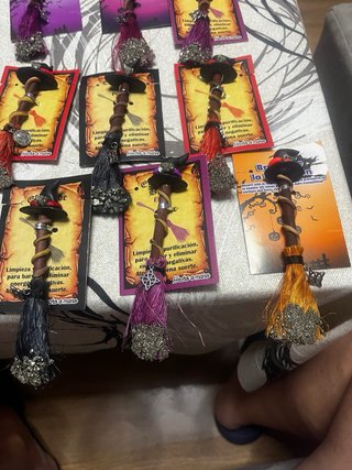 Escobas de varios beneficios hechas a mano y ritua