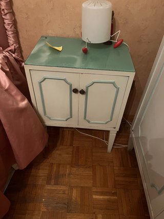 Armadio bianco con bordi verdi , comodino e letto