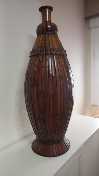 Jarrón grande de mimbre y madera