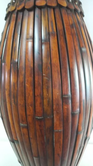 Jarrón grande de mimbre y madera