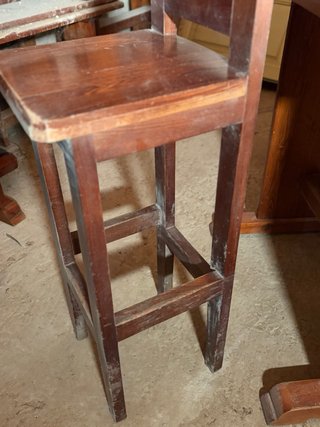 Sgabello alto in legno per bar