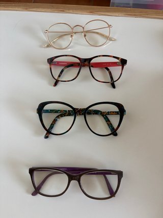 Monturas de gafas doradas y multicolor
