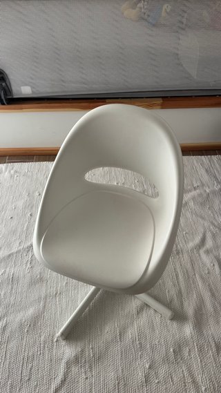 Escritorio infantil con silla y tablero perforado