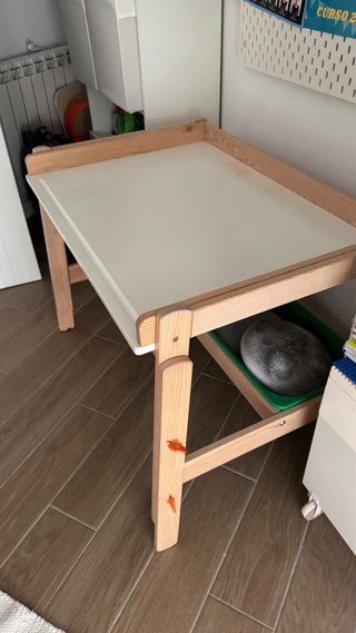 Escritorio infantil con silla y tablero perforado