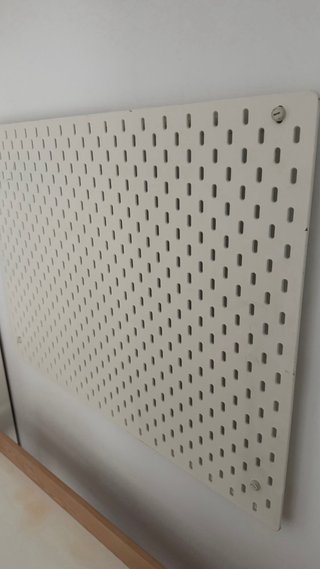 Escritorio infantil con silla y tablero perforado