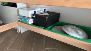 Escritorio infantil con silla y tablero perforado