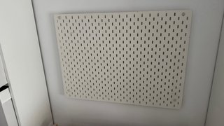 Escritorio infantil con silla y tablero perforado