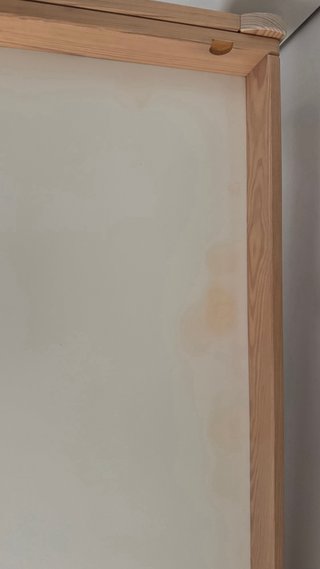 Escritorio infantil con silla y tablero perforado