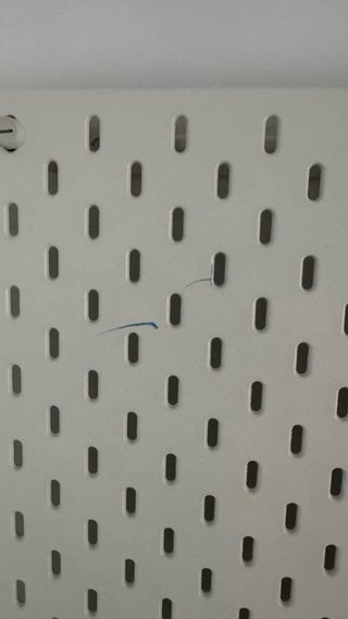Escritorio infantil con silla y tablero perforado