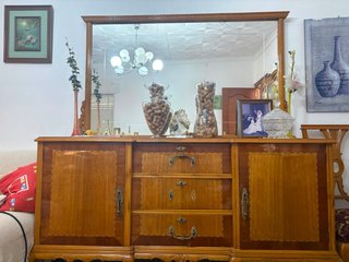 Aparador de madera y cristal